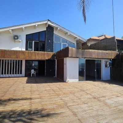 Casa Residencial com 315m², 4 quartos, 2 suítes, 2 garagens, no bairro Cachoeira Do Bom Jesus em Florianópolis