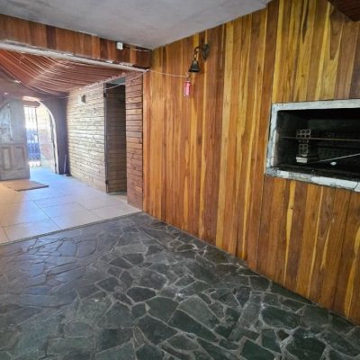 Casa Residencial com 315m², 4 quartos, 2 suítes, 2 garagens, no bairro Cachoeira Do Bom Jesus em Florianópolis