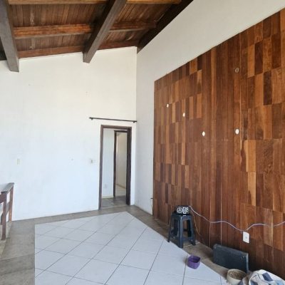 Casa Residencial com 315m², 4 quartos, 2 suítes, 2 garagens, no bairro Cachoeira Do Bom Jesus em Florianópolis