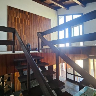 Casa Residencial com 315m², 4 quartos, 2 suítes, 2 garagens, no bairro Cachoeira Do Bom Jesus em Florianópolis