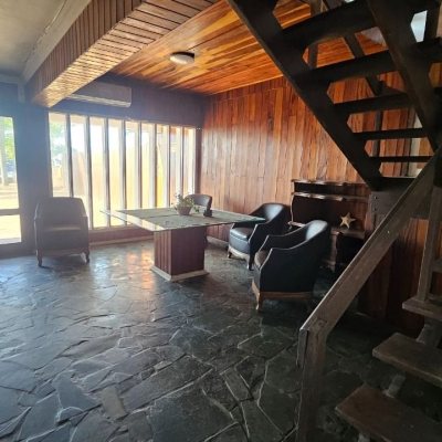 Casa Residencial com 315m², 4 quartos, 2 suítes, 2 garagens, no bairro Cachoeira Do Bom Jesus em Florianópolis