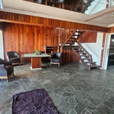 Casa Residencial com 315m², 4 quartos, 2 suítes, 2 garagens, no bairro Cachoeira Do Bom Jesus em Florianópolis