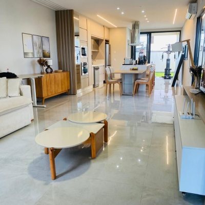 Casa Residencial com 160m², 3 quartos (sendo 1 suíte), 2 garagens, no bairro Campeche em Florianópolis