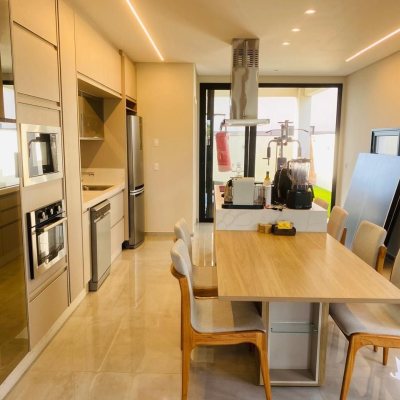 Casa Residencial com 160m², 3 quartos (sendo 1 suíte), 2 garagens, no bairro Campeche em Florianópolis