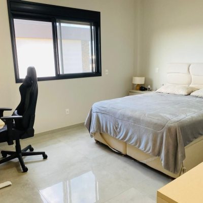 Casa Residencial com 160m², 3 quartos (sendo 1 suíte), 2 garagens, no bairro Campeche em Florianópolis