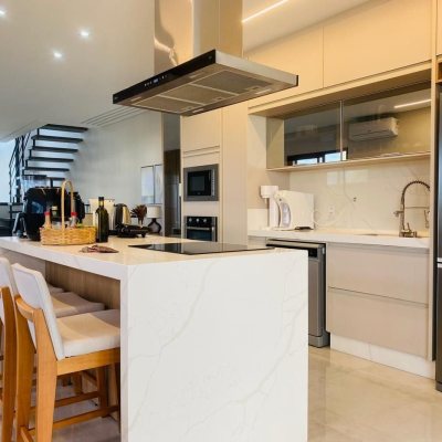 Casa Residencial com 160m², 3 quartos (sendo 1 suíte), 2 garagens, no bairro Campeche em Florianópolis