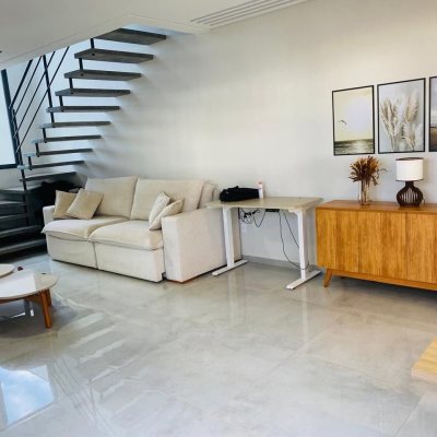 Casa Residencial com 160m², 3 quartos (sendo 1 suíte), 2 garagens, no bairro Campeche em Florianópolis