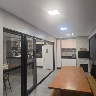 Casa Residencial com 195m², 3 quartos (sendo 2 suítes), 2 garagens, no bairro Areias Do Meio em Governador Celso Ramos