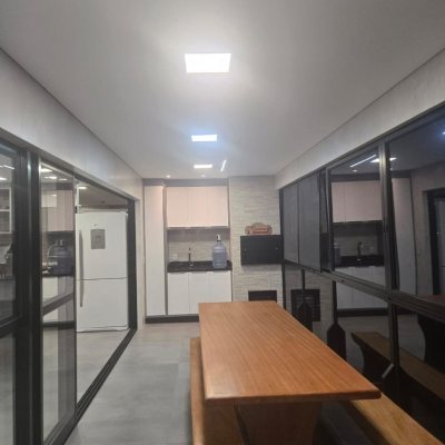 Casa Residencial com 195m², 3 quartos (sendo 2 suítes), 2 garagens, no bairro Areias Do Meio em Governador Celso Ramos
