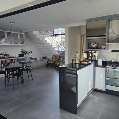 Casa Residencial com 195m², 3 quartos (sendo 2 suítes), 2 garagens, no bairro Areias Do Meio em Governador Celso Ramos