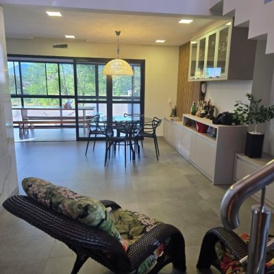 Casa Residencial com 195m², 3 quartos (sendo 2 suítes), 2 garagens, no bairro Areias Do Meio em Governador Celso Ramos