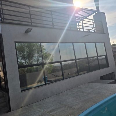 Casa Residencial com 195m², 3 quartos (sendo 2 suítes), 2 garagens, no bairro Areias Do Meio em Governador Celso Ramos