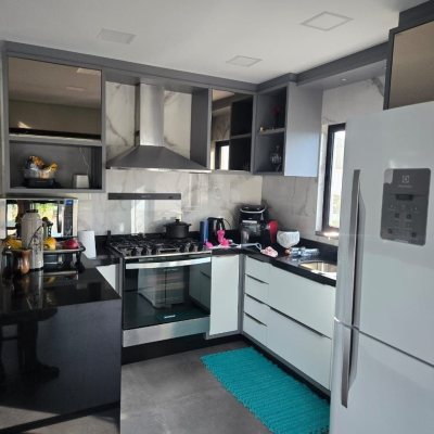 Casa Residencial com 195m², 3 quartos (sendo 2 suítes), 2 garagens, no bairro Areias Do Meio em Governador Celso Ramos