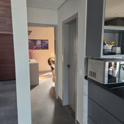 Casa Residencial com 195m², 3 quartos (sendo 2 suítes), 2 garagens, no bairro Areias Do Meio em Governador Celso Ramos