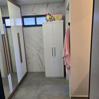 Casa Residencial com 195m², 3 quartos (sendo 2 suítes), 2 garagens, no bairro Areias Do Meio em Governador Celso Ramos