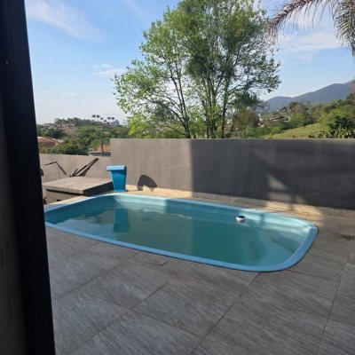 Casa Residencial com 195m², 3 quartos (sendo 2 suítes), 2 garagens, no bairro Areias Do Meio em Governador Celso Ramos