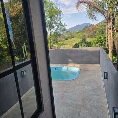 Casa Residencial com 195m², 3 quartos (sendo 2 suítes), 2 garagens, no bairro Areias Do Meio em Governador Celso Ramos