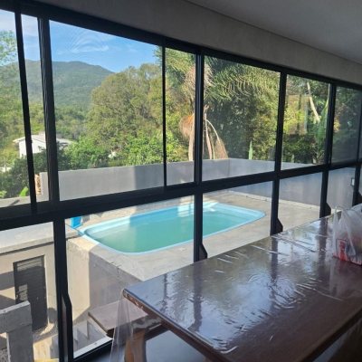 Casa Residencial com 195m², 3 quartos (sendo 2 suítes), 2 garagens, no bairro Areias Do Meio em Governador Celso Ramos