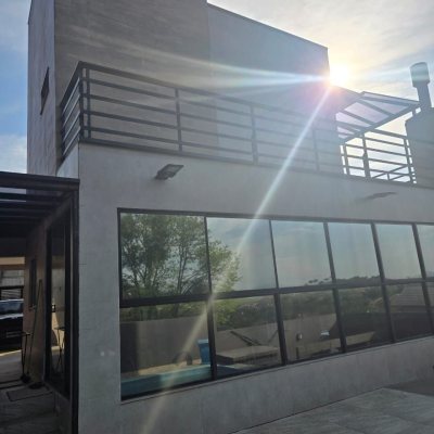 Casa Residencial com 195m², 3 quartos (sendo 2 suítes), 2 garagens, no bairro Areias Do Meio em Governador Celso Ramos