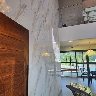 Casa Residencial com 195m², 3 quartos (sendo 2 suítes), 2 garagens, no bairro Areias Do Meio em Governador Celso Ramos