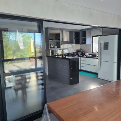 Casa Residencial com 195m², 3 quartos (sendo 2 suítes), 2 garagens, no bairro Areias Do Meio em Governador Celso Ramos