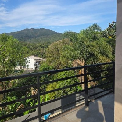 Casa Residencial com 195m², 3 quartos (sendo 2 suítes), 2 garagens, no bairro Areias Do Meio em Governador Celso Ramos