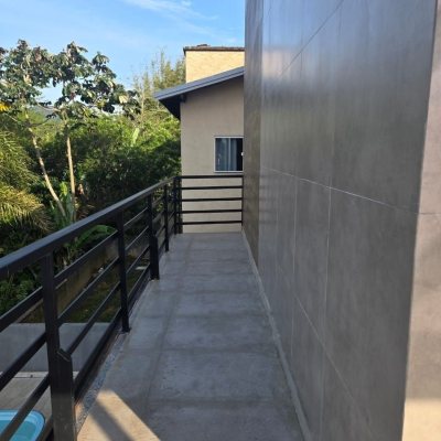 Casa Residencial com 195m², 3 quartos (sendo 2 suítes), 2 garagens, no bairro Areias Do Meio em Governador Celso Ramos