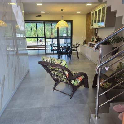 Casa Residencial com 195m², 3 quartos (sendo 2 suítes), 2 garagens, no bairro Areias Do Meio em Governador Celso Ramos