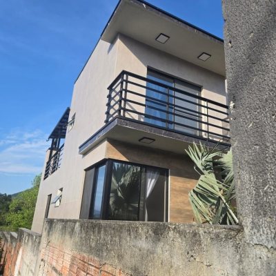 Casa Residencial com 195m², 3 quartos (sendo 2 suítes), 2 garagens, no bairro Areias Do Meio em Governador Celso Ramos