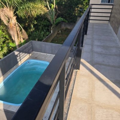 Casa Residencial com 195m², 3 quartos (sendo 2 suítes), 2 garagens, no bairro Areias Do Meio em Governador Celso Ramos