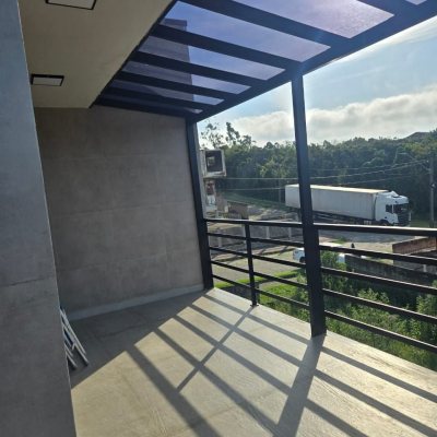 Casa Residencial com 195m², 3 quartos (sendo 2 suítes), 2 garagens, no bairro Areias Do Meio em Governador Celso Ramos