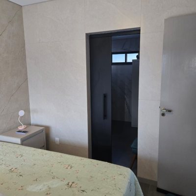 Casa Residencial com 195m², 3 quartos (sendo 2 suítes), 2 garagens, no bairro Areias Do Meio em Governador Celso Ramos