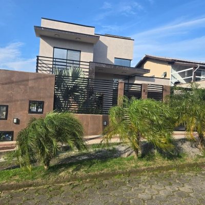 Casa Residencial com 195m², 3 quartos (sendo 2 suítes), 2 garagens, no bairro Areias Do Meio em Governador Celso Ramos