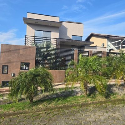 Casa Residencial com 195m², 3 quartos (sendo 2 suítes), 2 garagens, no bairro Areias Do Meio em Governador Celso Ramos