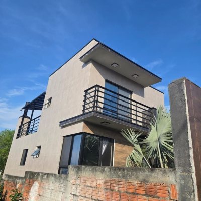 Casa Residencial com 195m², 3 quartos (sendo 2 suítes), 2 garagens, no bairro Areias Do Meio em Governador Celso Ramos