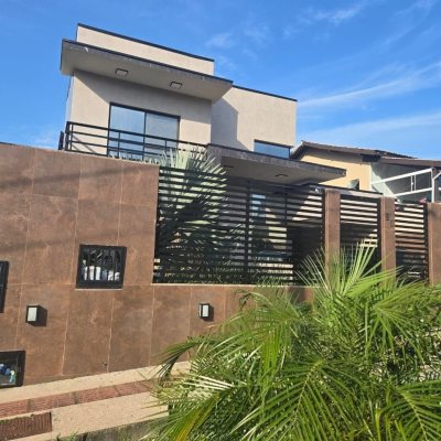 Casa Residencial com 195m², 3 quartos (sendo 2 suítes), 2 garagens, no bairro Areias Do Meio em Governador Celso Ramos