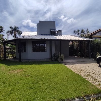 Casa Residencial com 257m², 5 quartos, 2 suítes, 2 garagens, no bairro Cachoeira Do Bom Jesus em Florianópolis