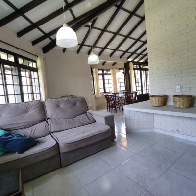 Casa Residencial com 257m², 5 quartos, 2 suítes, 2 garagens, no bairro Cachoeira Do Bom Jesus em Florianópolis