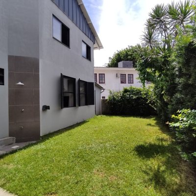 Casa Residencial com 257m², 5 quartos, 2 suítes, 2 garagens, no bairro Cachoeira Do Bom Jesus em Florianópolis