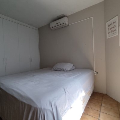 Casa Residencial com 257m², 5 quartos, 2 suítes, 2 garagens, no bairro Cachoeira Do Bom Jesus em Florianópolis