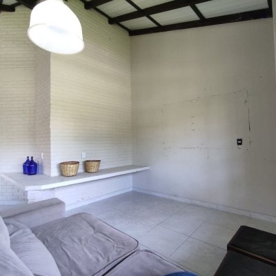 Casa Residencial com 257m², 5 quartos, 2 suítes, 2 garagens, no bairro Cachoeira Do Bom Jesus em Florianópolis