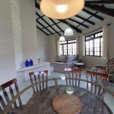 Casa Residencial com 257m², 5 quartos, 2 suítes, 2 garagens, no bairro Cachoeira Do Bom Jesus em Florianópolis