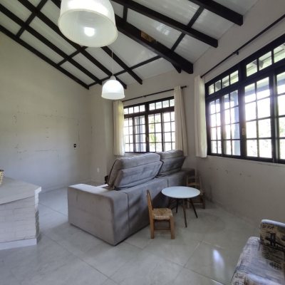 Casa Residencial com 257m², 5 quartos, 2 suítes, 2 garagens, no bairro Cachoeira Do Bom Jesus em Florianópolis