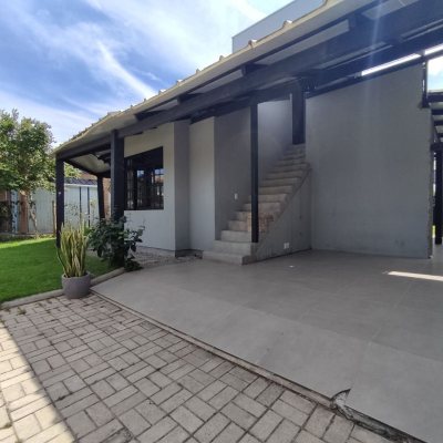 Casa Residencial com 257m², 5 quartos, 2 suítes, 2 garagens, no bairro Cachoeira Do Bom Jesus em Florianópolis