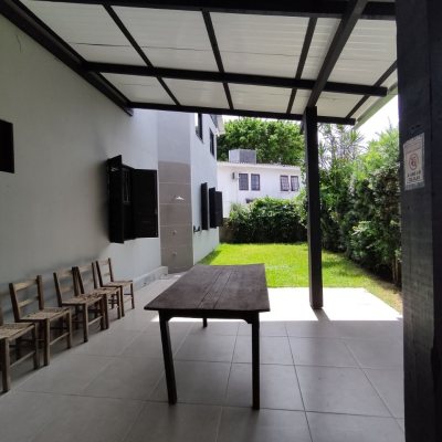 Casa Residencial com 257m², 5 quartos, 2 suítes, 2 garagens, no bairro Cachoeira Do Bom Jesus em Florianópolis