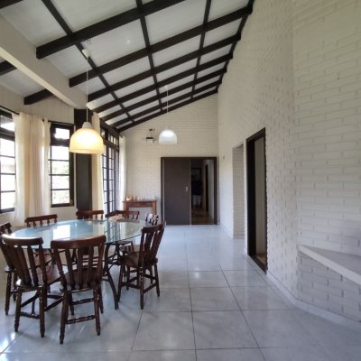 Casa Residencial com 257m², 5 quartos, 2 suítes, 2 garagens, no bairro Cachoeira Do Bom Jesus em Florianópolis