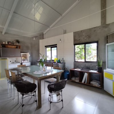 Casa Residencial com 257m², 5 quartos, 2 suítes, 2 garagens, no bairro Cachoeira Do Bom Jesus em Florianópolis