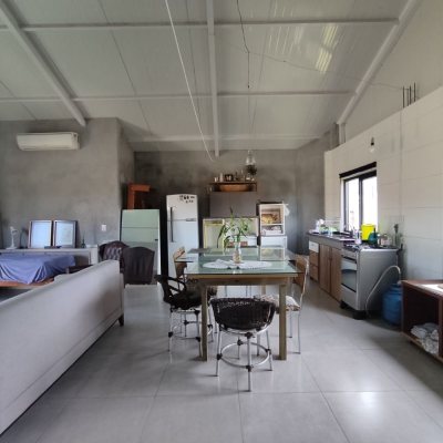 Casa Residencial com 257m², 5 quartos, 2 suítes, 2 garagens, no bairro Cachoeira Do Bom Jesus em Florianópolis