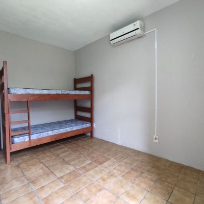 Casa Residencial com 257m², 5 quartos, 2 suítes, 2 garagens, no bairro Cachoeira Do Bom Jesus em Florianópolis