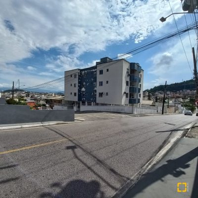 Apartamentos com 70m², 2 quartos, 1 garagem, no bairro Forquilhinha em São José